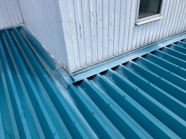 岐阜市で倉庫の雨漏り相談をいただいた事例、折板板金や外壁は早めの塗装メンテナンスがおすすめです